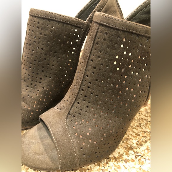 Suede Olive Green Open-toe booties - Picture 2 of 4